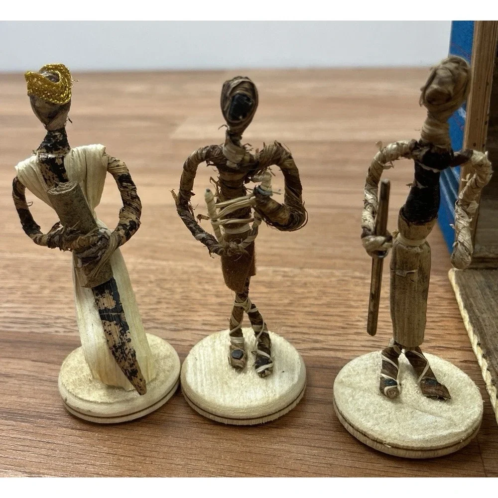 Vintage African Banana Fiber Nativity Set With Stable , 11 Piece Set